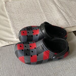 CROCS Men's Red and Black Checkered Slippers